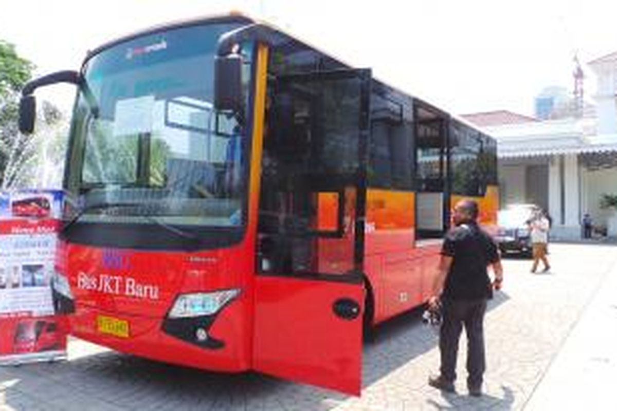 Protoype New Metro Mini yang ditawarkan oleh PT Citibus Intermoda kepada Metro Mini dan Pemprov DKI. Prototype ini diparkir di halaman Balaikota Jakarta, Selasa (10/12/2013).