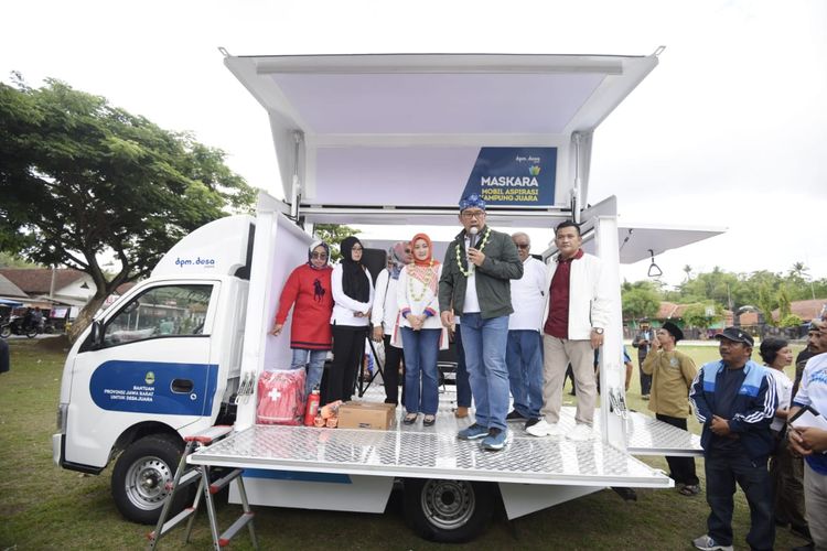 Gubernur Jawa Barat (Jabar) Ridwan Kamil menyerahkan tiga unit Mobil Aspirasi Kampung Juara (Maskara) untuk Desa Kalipucang, Desa Cimindi, dan Desa Pangandaran, di Balai Desa Kalipucang, Kab. Pangandaran, Minggu (1/12/2019).