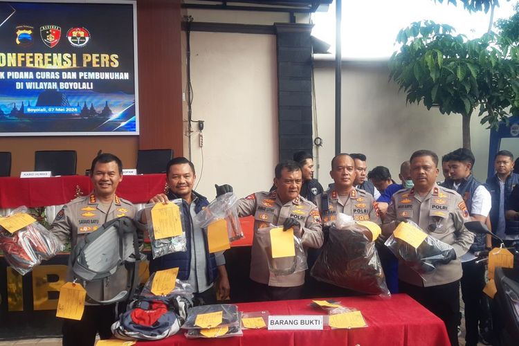 Kapolda Jateng Irjen Pol Ahmad Luthfi dan jajaran menunjukkan barang bukti dalam konferensi pers kasus dugaan tindak pidana pencurian dengan kekerasan dan pembunuhan di Mapolres Boyolali, Jawa Tengah, Selasa (7/5/2024).