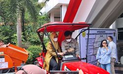 Serahkan Bantuan Alsintan untuk Unhas, Mentan: Kita Jadikan Semuanya Petani Milenial