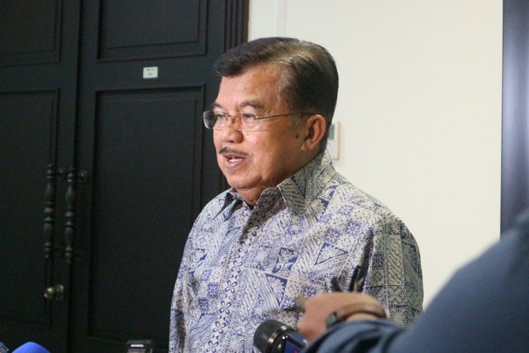 Wakil Presiden RI Jusuf Kalla ketika memberikan keterangan kepada awak media di kantor Wakil Presiden RI, Jakarta, Selasa (13/2/2018).