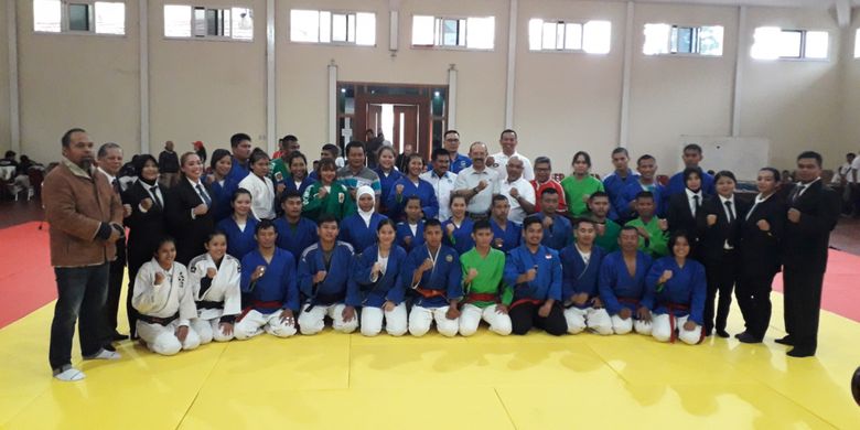 Para pengurus PB Kurash Indonesia bersama dengan para atlet yang mengikuti  Seleksi Nasional untuk SEA Games 2019 yang berlangsung di Ciloto, Cianjur, Jawa Barat, Minggu (27/1/2019).