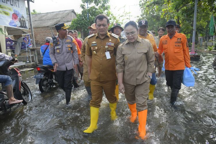 Wali Kota Semarang Agustina Wilujeng mendampingi Gubernur Jawa Tengah (Jateng) Ahmad Luthfi dalam peninjauan kondisi banjir di Kantor Kecamatan Genuk, Senin (27/10/2025).
