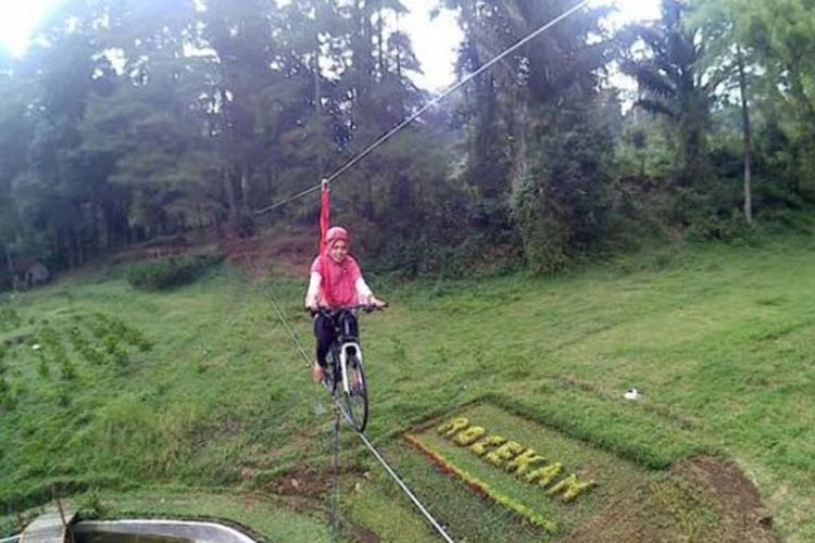 Sepeda layang atau flying bike merupakan wahana baru di wanawisata Baturraden, Kabupaten Banyumas, Jawa Tengah. Pengunjung cukup merogoh kocek Rp 20.000 untuk menikmati wahana itu.