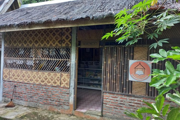 Desa Warungbanten dikenal sebagai desa Literasi di Kabupaten Lebak, Banten. Sebagai upaya membuat warga membaca, buku-buku disebar di banyak titik, mulai dari siskamling hingga kandang kambing.