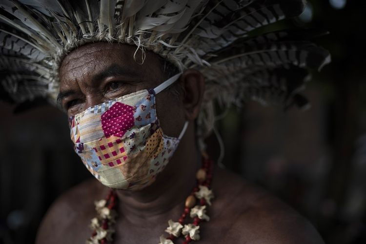 Kurangnya perawatan terhadap pasien virus corona dari Manaus mendorong Pedro dos Santos untuk minum teh yang terbuat dari akar sawi putih, bawang putih dan jeruk nipis untuk memerangi demam tinggi yang berlangsung 10 hari.