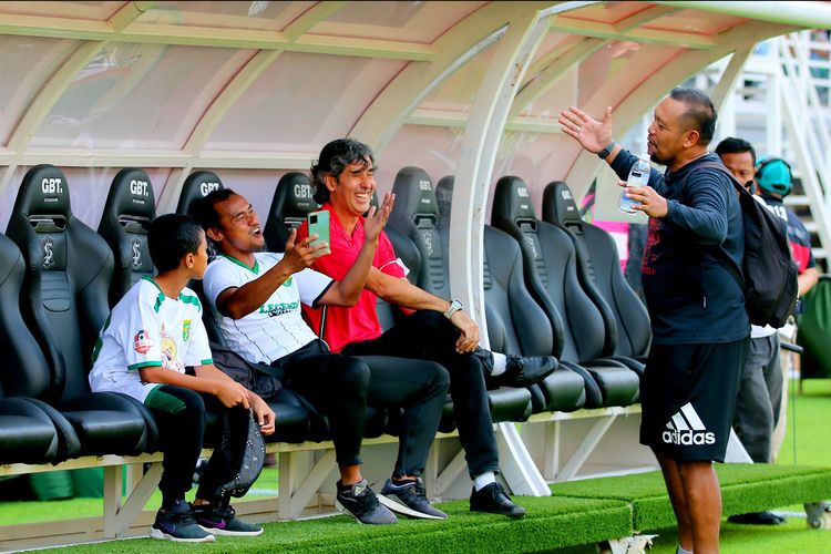 Pelatih Bali United Stefano Cugurra bercengkrama dengan mantan pemain Persebaya Surabaya Mat Halil sebelum pertandingan ujicoba melawan Persebaya Surabaya untuk memperingati Hari Jadi ke-730 tahun Kota Surabaya yang berakhir dengan skor 3-1 di Stadion Gelora Bung Tomo Surabaya, Minggu (28/9/2023) sore.