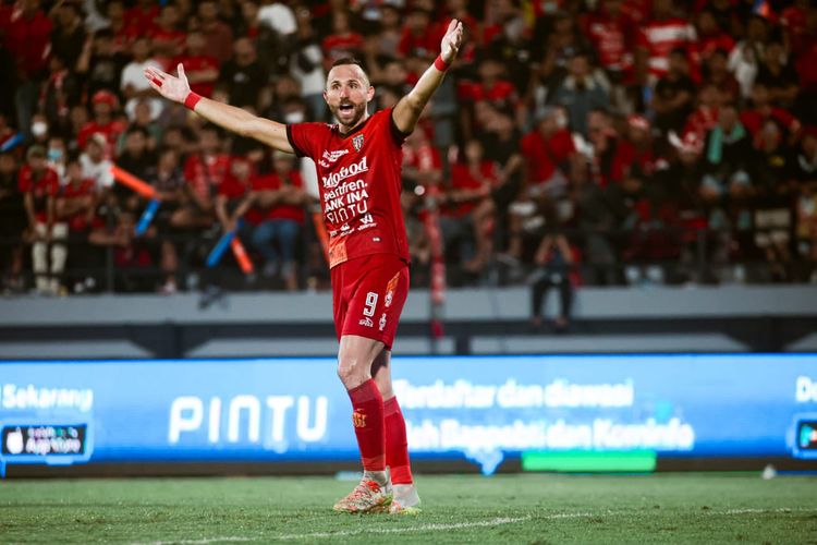 Pemain Bali United Ilija Spasojevic melalukan protes saat pertandingan pekan 4 Liga 1 2022-2023 melawan Arema FC yang berakhir dengan skor 1-2 di Stadion Kapten I Wayan Dipta Gianyar, Sabtu (13/8/2022) malam.Kini, Bali United tengah menghadapi Persikabo pada laga pekan ke-11 Liga 1 2022-2023. Laga Bali United vs Persikabo berlangsung pada Jumat (30/9/2022) malam berakhir dengan kemenangan tim tamu 2-1.