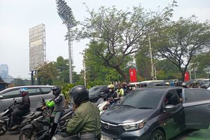 Jalan Gerbang Pemuda Arah Semanggi Macet Jelang Demo 27 Agustus, Badan Jalan Jadi Tempat Parkir