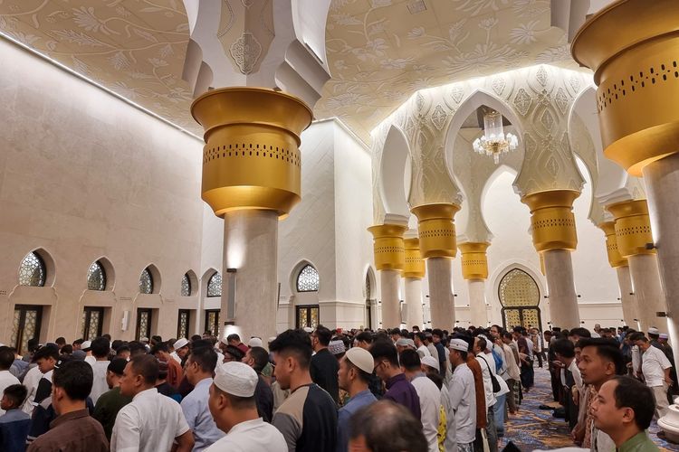 Suasana Tarawih Perdana di Masjid Raya Sheikh Zayed Solo, Rabu (22/3/2023).