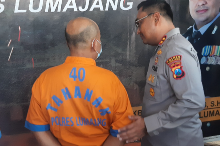 Kapolres Lumajang AKBP Boy Jeckson Situmorang interogasi oknum Kades Mojosari