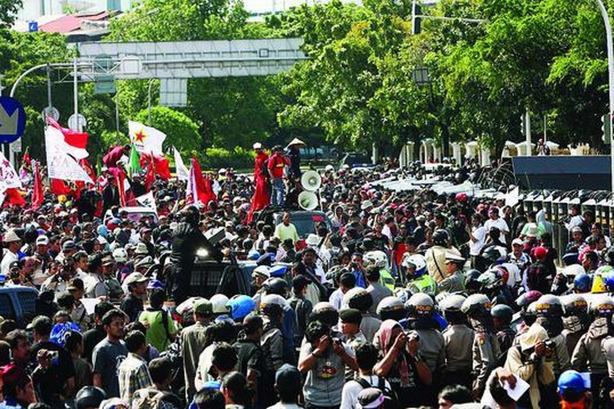 Elemen masyarakat memenuhi kawasan Istana Merdeka, Jakarta, untuk berunjuk rasa bertepatan dengan seratus hari kepemimpinan Presiden Susilo Bambang Yudhoyono, Kamis (28/1). Mereka menilai janji program seratus hari pemerintahan Yudhoyono sepenuhnya belum terlaksana.