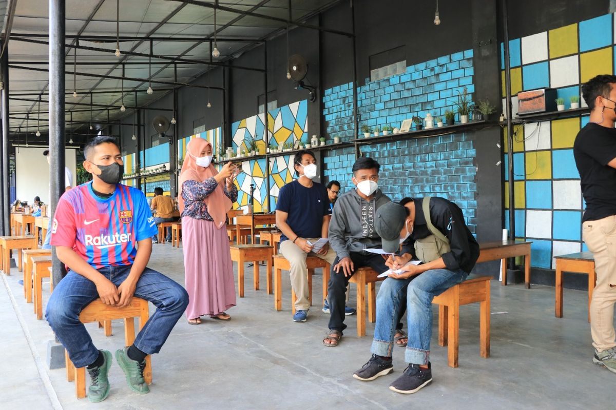 Komunitas suporter Barcelona, Indobarca Chapter Banten, menggelar acara pemberian vaksin gratis kepada warga sekitar, di antara acara nonton bareng.