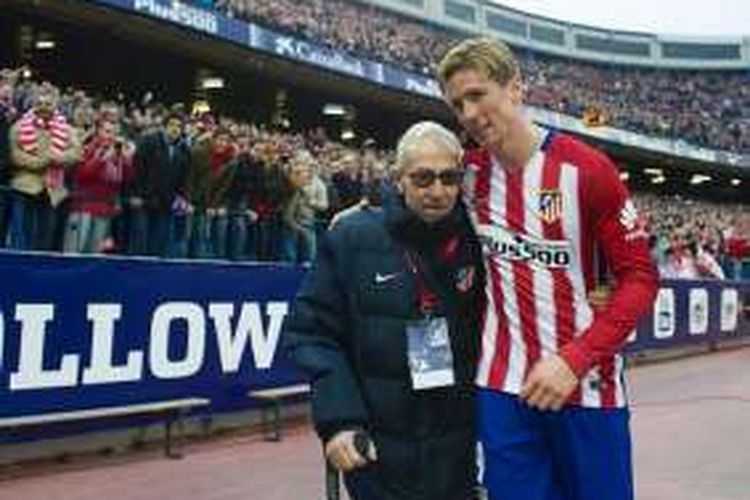 Fernando Torres merayakan gol ke-100 dengan kostum Atletico Madrid saat mengalahkan Eibar 3-1 di Vicente Calderon, Sabtu (6/2/2016). 