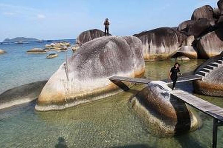 Keindahan obyek wisata Alif Stone Park di Kabupaten Natuna, Kepulauan Riau.