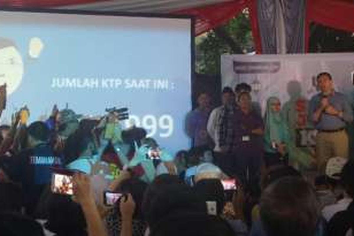Gubernur DKI Jakarta Basuki Tjahaja Purnama hadir di perayaan 1 juta KTP di Markas Teman Ahok, Graha Pejaten, Minggu (19/6/2016). 