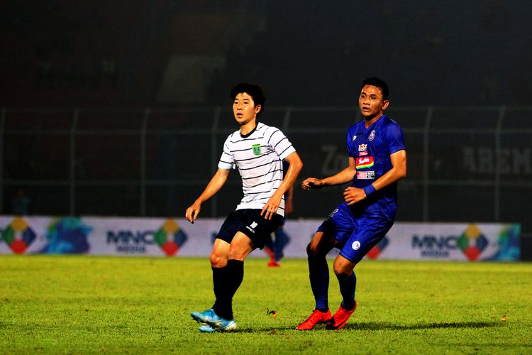 Pemain asing Persela Lamongan Shunsuke Nakamura di jaga ketat pemain Arema FC Dave Mustaine pada babak penyisihan Grup B yang berakhir dengan skor 3-1 di Stadion Kanjuruhan Malang, Jawa Timur, Kamis (13/02/2020) malam.