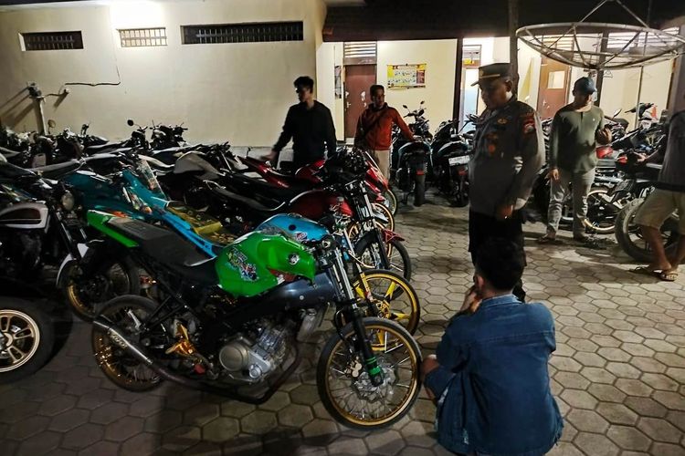 Sebanyak 14 motor modifikasi di Besuki, Kabupaten Situbondo, Provinsi Jawa Timur ditilang akibat diduga hendak balap liar pada Sabtu (18/11/2023).