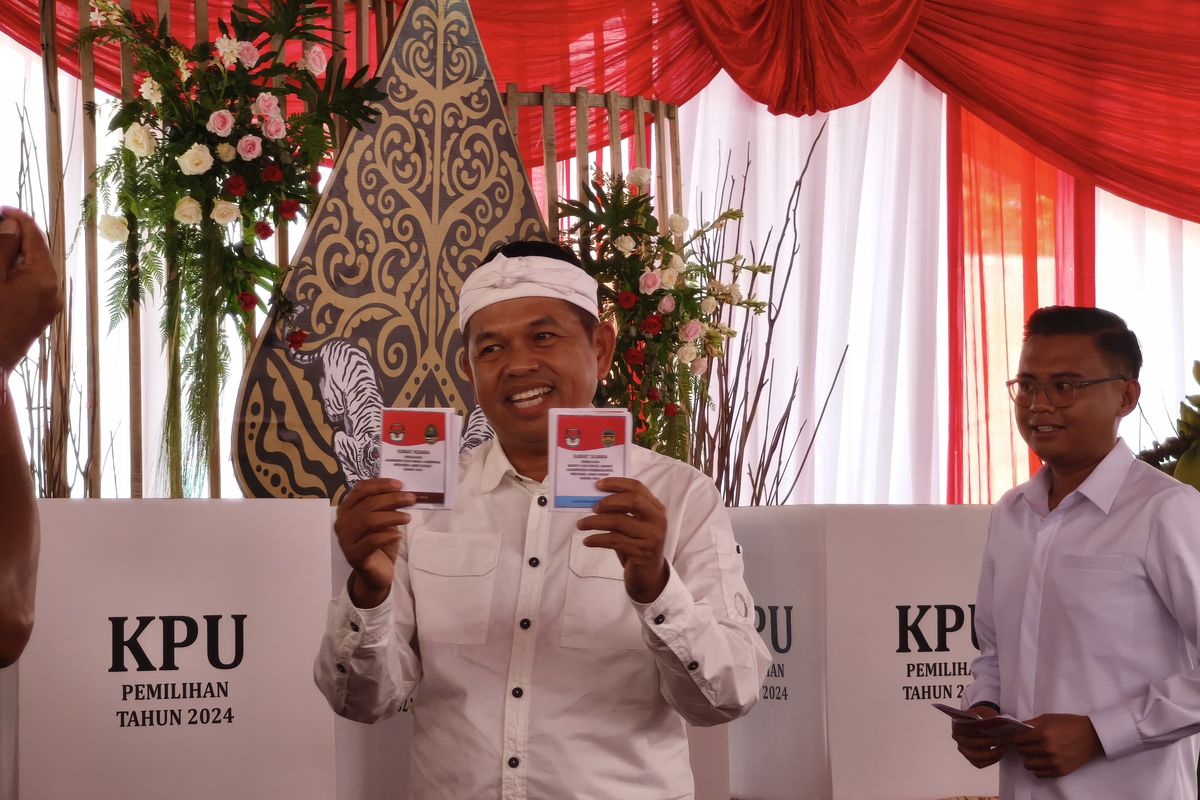 Calon Gubernur Jawa Barat Dedi Mulyadi usai mencoblos di Purwakarta, Rabu (27/11/2024). 