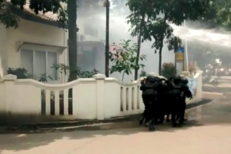 Baku tembak antara polisi dan seorang pria terduga teroris terjadi di dalam kantor Kelurahan Arjuna, Kota Bandung, Senin (27/2/2017).