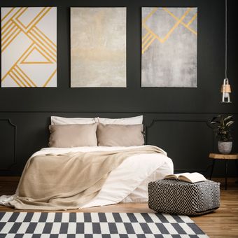 Ilustrasi desain kamar tidur berwarna hitam. 