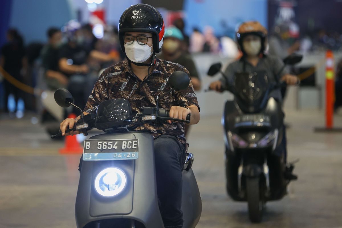 Pengunjung mendapat kesempatan mencoba sepeda motor listrik di ajang Periklindo Electric Vehicle Show (PEVS) 2022 di JIExpo Kemayoran, Kamis (28/7/2022). Motor dan sepeda listrik yang bisa dicoba antara lain Gesits GI, Rakata NX8 dan NX3, Rakata OYIKA 59, U Win, serta Fly DF-5.