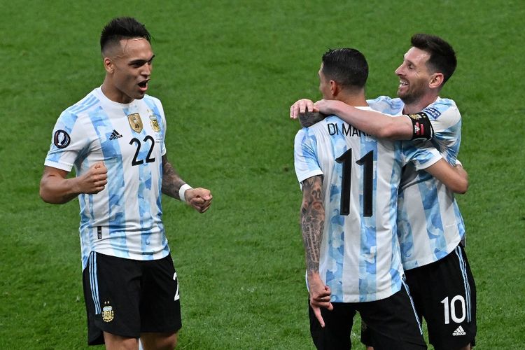 Angel Di Maria melakukan perayaan bersama Lionel Messi dan Lautaro Martinez usai menjebol gawang Italia dalam ajang Finalissima di Stadion Wembley, Inggris, 1 Juni 2022. Timnas Argentina akan beruji coba melawan Honduras di Florida, Amerika Serikat, pada Jumat (23/9/2022) waktu setempat atau Sabtu pagi WIB.