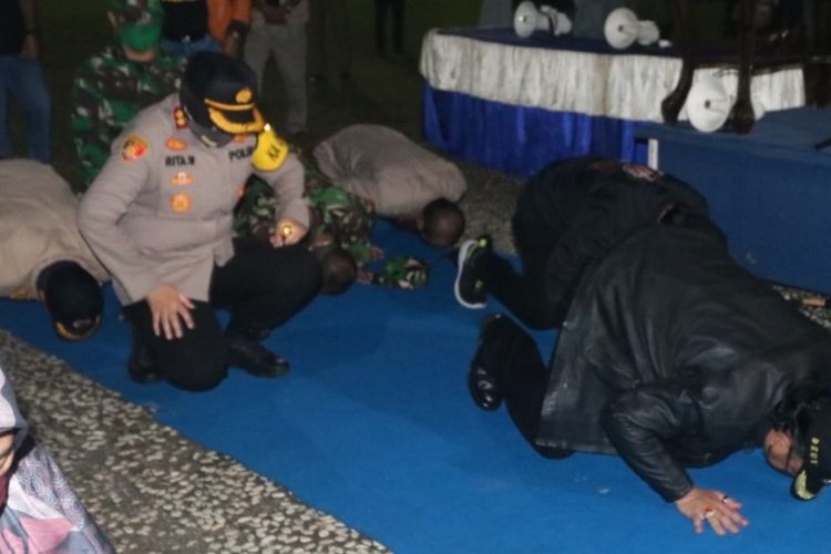 Wali Kota Dedy Yon bersujud bersama Forkopimda di malam penutupan PSBB di Alun-alun, Jumat (22/5/2020). (Foto: Dok. Pemkot Tegal)