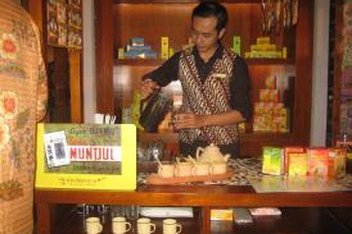 Petugas menyiapkan minuman produk PT Industri Jamu dan Farmasi Sido Muncul Tbk. Melantai di Bursa Efek Indonesia (BEI) pada akhir 2013, emiten berkode SIDO ini merayakan hari ulang tahun (HUT) ke-64 pada 11 November 2015.  