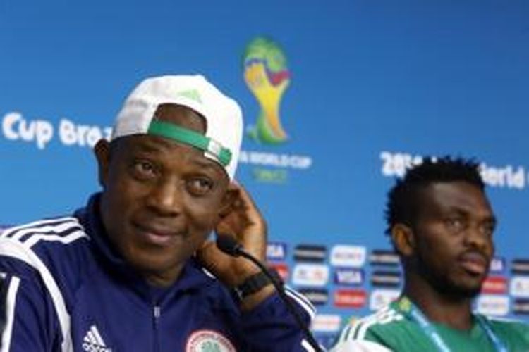 Pelatih tim nasional Nigeria, Stephen Keshi (kiri), dan kapten Joseph Yobo (kanan).