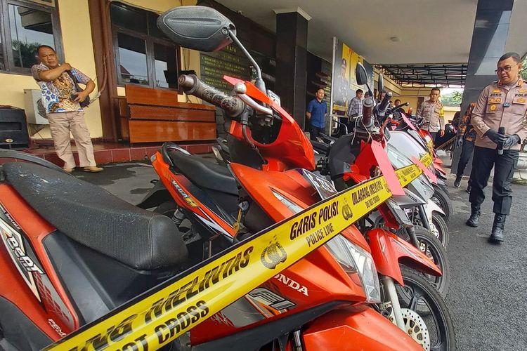 Kapolresta Tasikmalaya AKBP Joko Sulistio, mengecek barang curian motor yang diamankan di Mako Polresta Tasikmalaya, Jawa Barat, Jumat (15/3/2024).