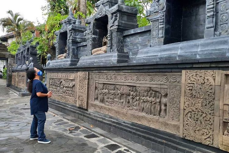 Wisatawan melihat relief Candi Borobudur di Borobudur Edupark Magelan, Jawa Tengah.