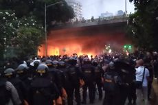 Pukul 18.15 WIB, Massa Mahasiswa Didorong Menjauh dari DPR, Api Berkobar di Beberapa Lokasi