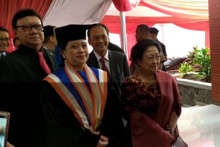 Puan Maharani ditemani ibundanya Megawati Soekarnoputri saat hendak menerima anugerah gelar Doktor Honoris Causa di Undip Semarang, Jumat (14/2/2020).