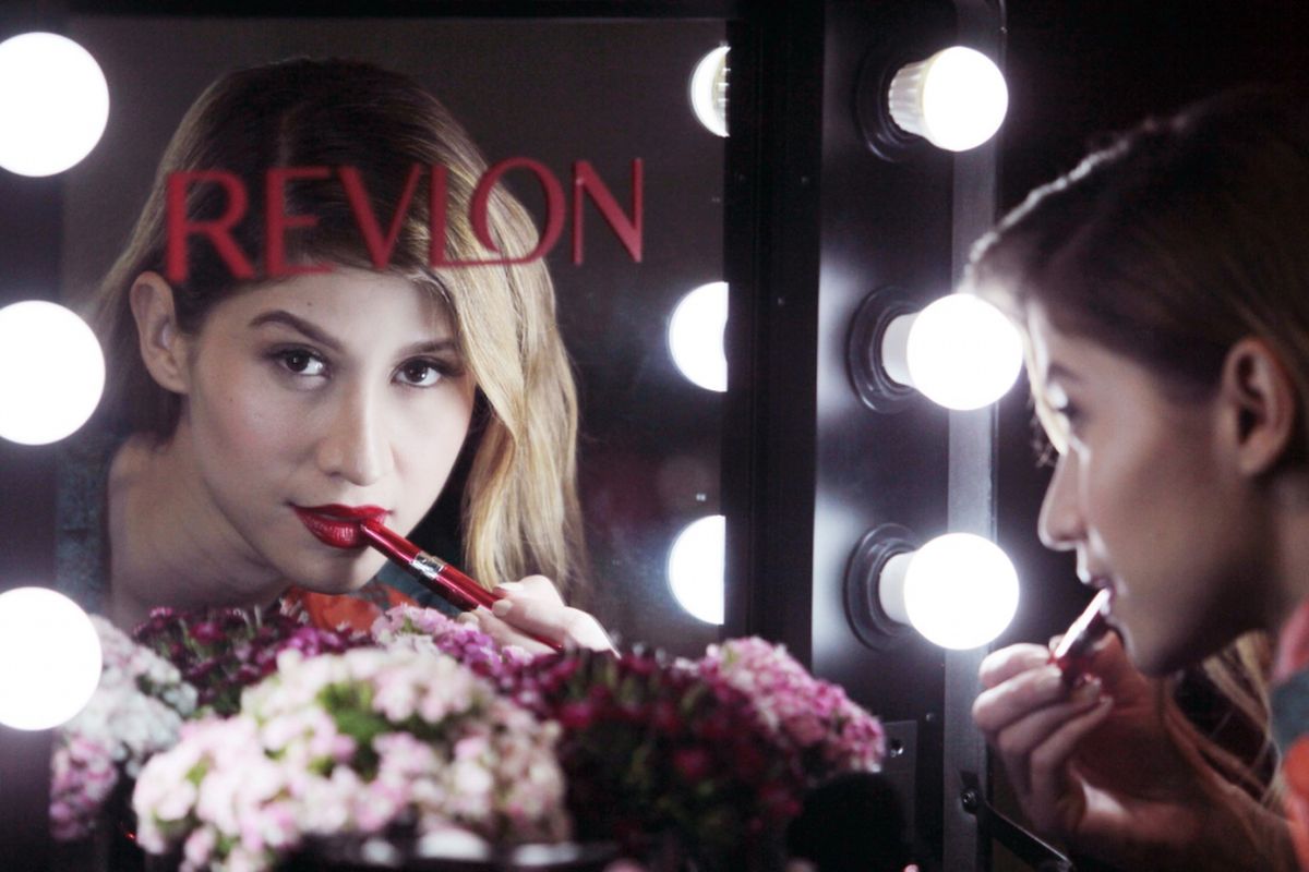 Penyanyi Millane Fernandez mencoba lipstik Revlon Ultra HD Gel LIp Color.