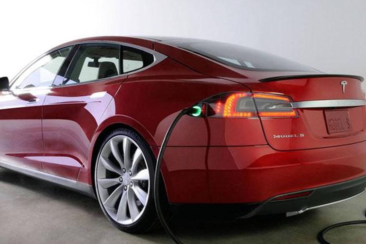 Tesla Model S model perdana Tesla yang sukses di AS.