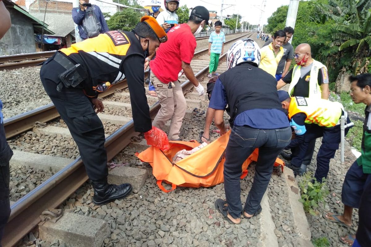 Proses evakuasi jenazah di rel kereta api dekat Pasar Baru, Bekasi Timur, Selasa (1/12/2020)