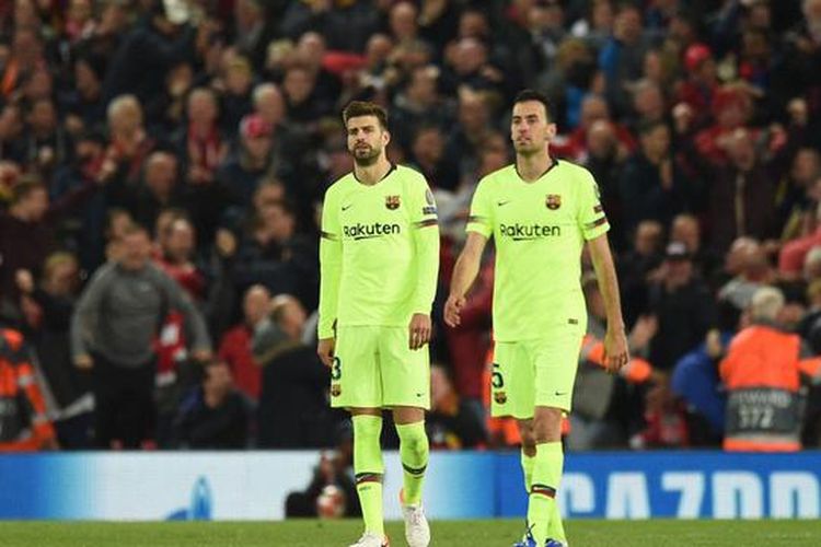 Gerard Pique dan Sergio Busquets setelah pertandingan kontra Liverpool di Stadion Anfield, Rabu (8/5/2019) dini hari WIB