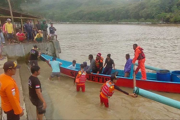 Enam ABK dievakuasi ke Pantai Jetis, Cilacap, Jawa Tengah, Jumat (14/10/2022).