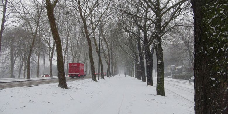 Kota Brussel diterjang salju yang cukup lebat, Jumat (2/3/2018). Salju turun pada pukul 17.00 hingga dini hari. Ketebalan salju sekitar 10 cm dengan empasan angin dingin.