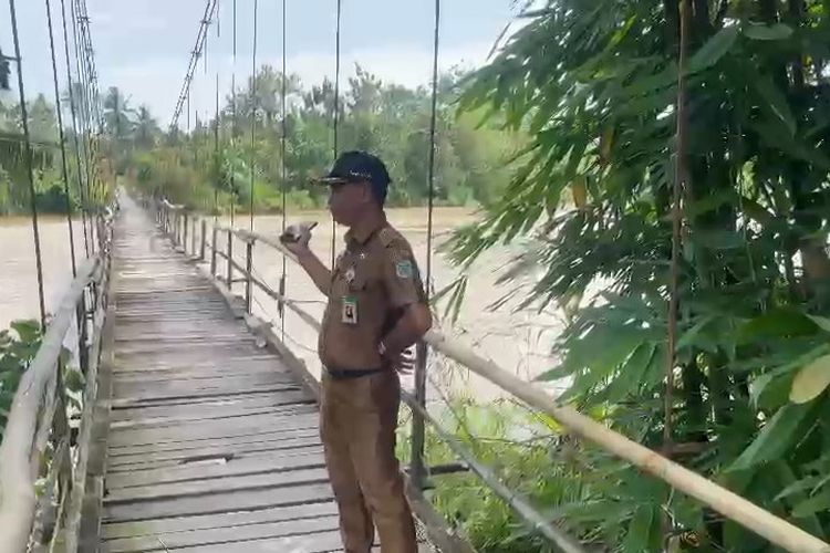 (SULSEL)Jembatan di Pinrang Nyaris Roboh Berbahaya Bagi Pengendara dan Anak Sekolah *** Local Caption *** (SULSEL)Jembatan di Pinrang Nyaris Roboh Berbahaya Bagi Pengendara dan Anak Sekolah