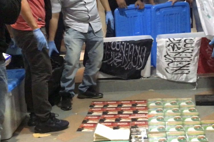 Tim Detasemen Khusus (Densus) 88 Antiteror mengamankan sejumlah barang bukti berupa buku, dokumen, dan bendera dalam kegiatan penggeledahan di bekas Sekretariat Front Pembela Islam (FPI) di Jalan Petamburan III, Petamburan, Jakarta Pusat pada Selasa (27/4/2021) malam.