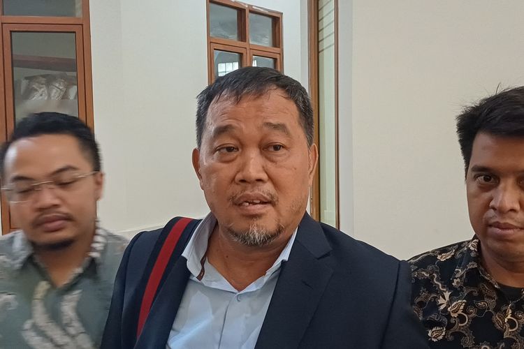 Koordinator Masyarakat Anti Korupsi Indonesia (MAKI) Boyamin Saiman saat ditemui wartawan di Pengadilan Negeri Jakarta Selatan, Rabu (27/3/2024).