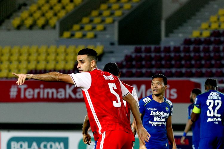 Pemain naturalisasi Persija Jakarta Otavio Dutra saat final leg kedua Piala Menpora 2021 melawan Persib Bandung yang berakhir 1-2 di Stadion Manahan, Solo, Minggu (25/4/2021) malam WIB.
