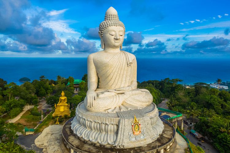 Ilustrasi Thailand. Pemandangan Phuket Big Buddha di Phuket, Thailand. Daftar provinsi di Thailand berjumlah 77.
