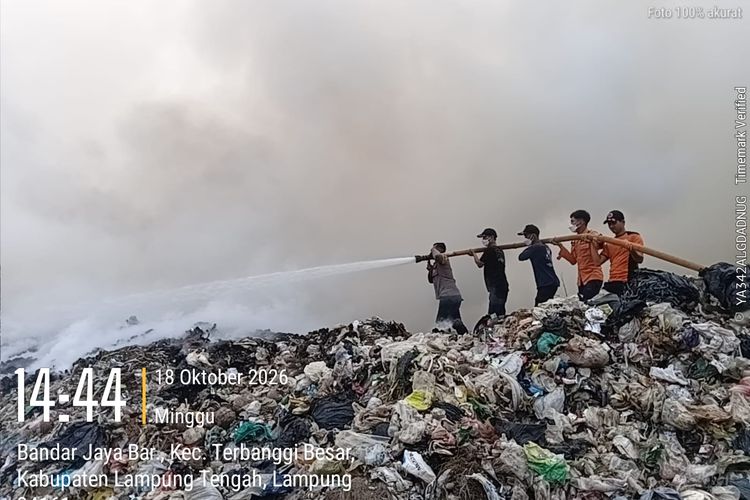 Kebakaran TPA Bandar Jaya Lampung Belum Padam hingga Senin Malam, Armada Damkar Ditambah