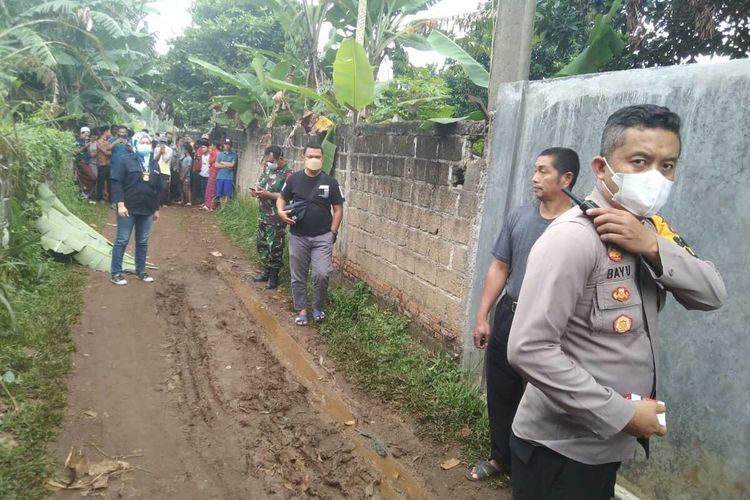 Warga Karadenan, Cibinong, Kabupaten Bogor, Jawa Barat, digegerkan dengan temuan mayat perempuan dibungkus kardus pada Rabu (9/2/2022).