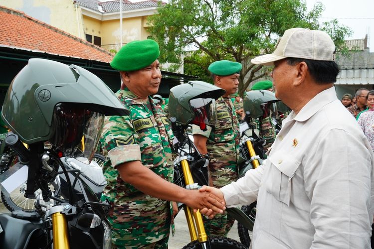 Menteri Pertahanan (Menhan) Prabowo Subianto menyerahkan bantuan sepeda motor kepada Babinsa di Komando Rayon Militer (Koramil) Indramayu, Jumat (23/12/2022).