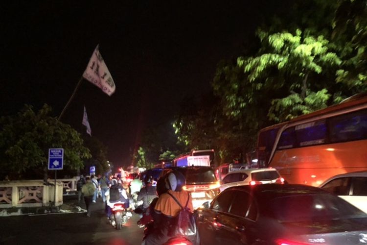 Kemacetan di Jalan Sunter Permai Raya, Jakarta Utara, Sabtu (10/2/2024). Padatnya lalu lintad diakibatkan ratusan massa pendukung Anies-Muhaimin yang ingin mengikuti kampanye terakhir di Jakarta International Stadium (JIS). 