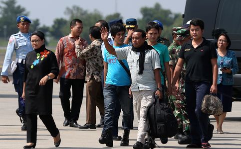 Indonesia Highlights: Indonesian Teen Hostage Released by Abu Sayyaf Militants in Joint Rescue Operation | Indonesian Badminton Team Return Home after All England Open Exclusion | Halim Airport in Jak